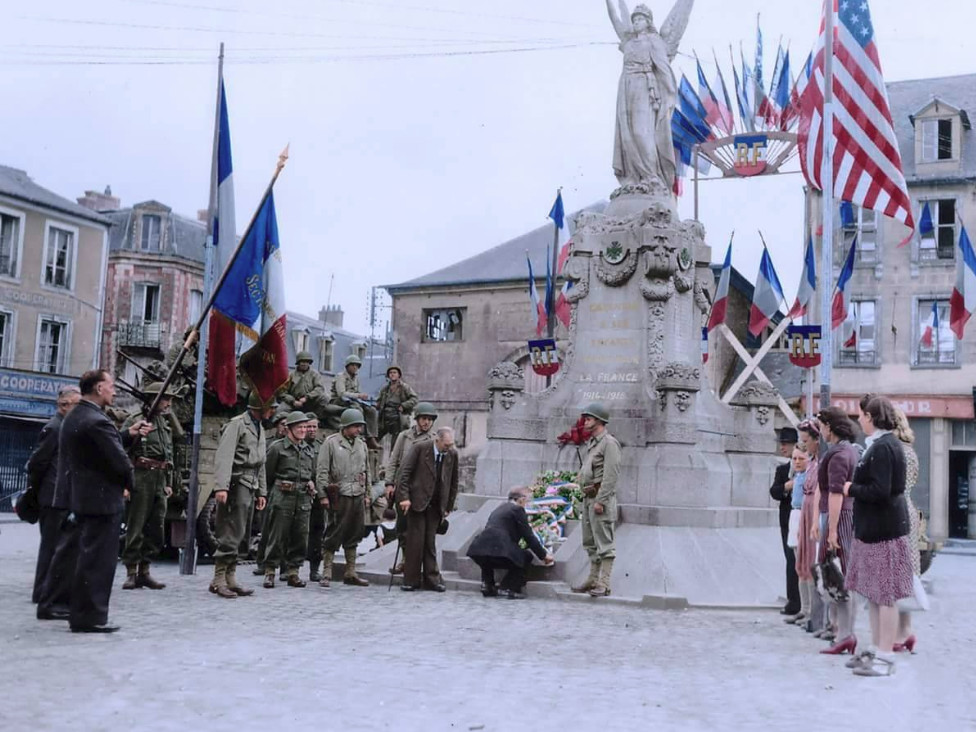 二战彩色老照片巴黎得到光复盟军士兵在镜头前亲吻法国少女