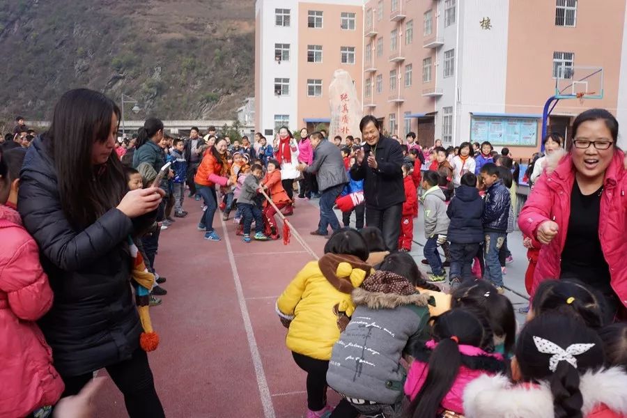 縣城的城關中學,城關小學,幼兒園實現梯次搬遷,有效解決了城區學校