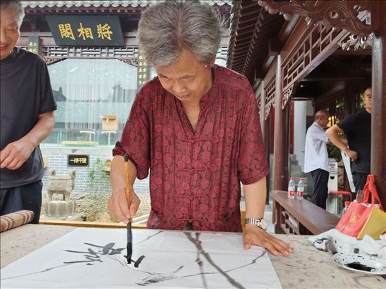 周刊南阳负责人王贵,南阳电视台著名主持人周黎娟留影 书画家马绍堂