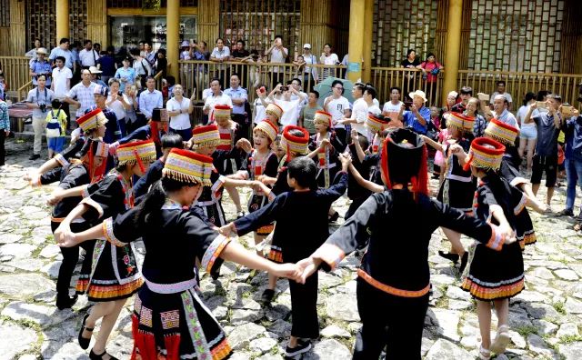 东兰布努瑶同胞欢度"祝著节"