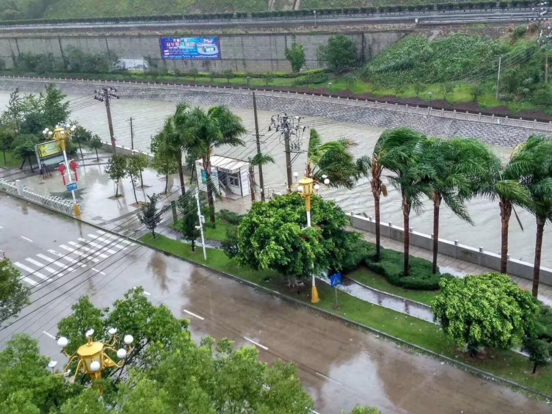 (山河路)霞浦南門外三沙碼頭,大家瘋狂撿魚牙城街道店門口還有一個人