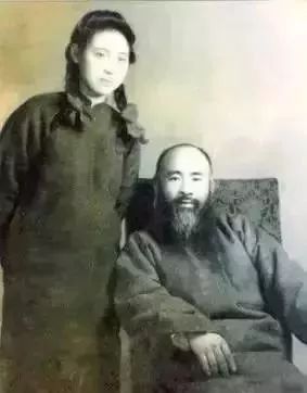 1920年谢舜华病逝,张大千赶回吊唁,但到上海时因兵乱交通阻塞未能到家