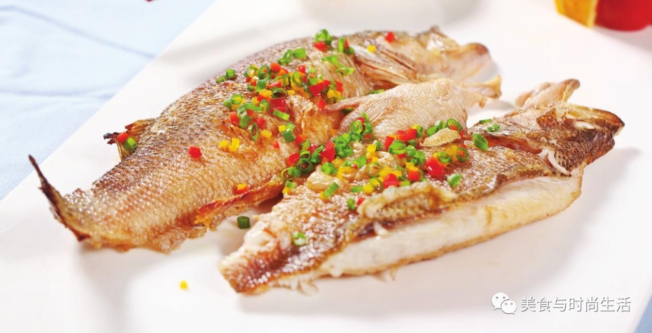 香煎鲈鱼煎制的鲈鱼肉香味美色泽诱人是一款简单易做的美味佳肴