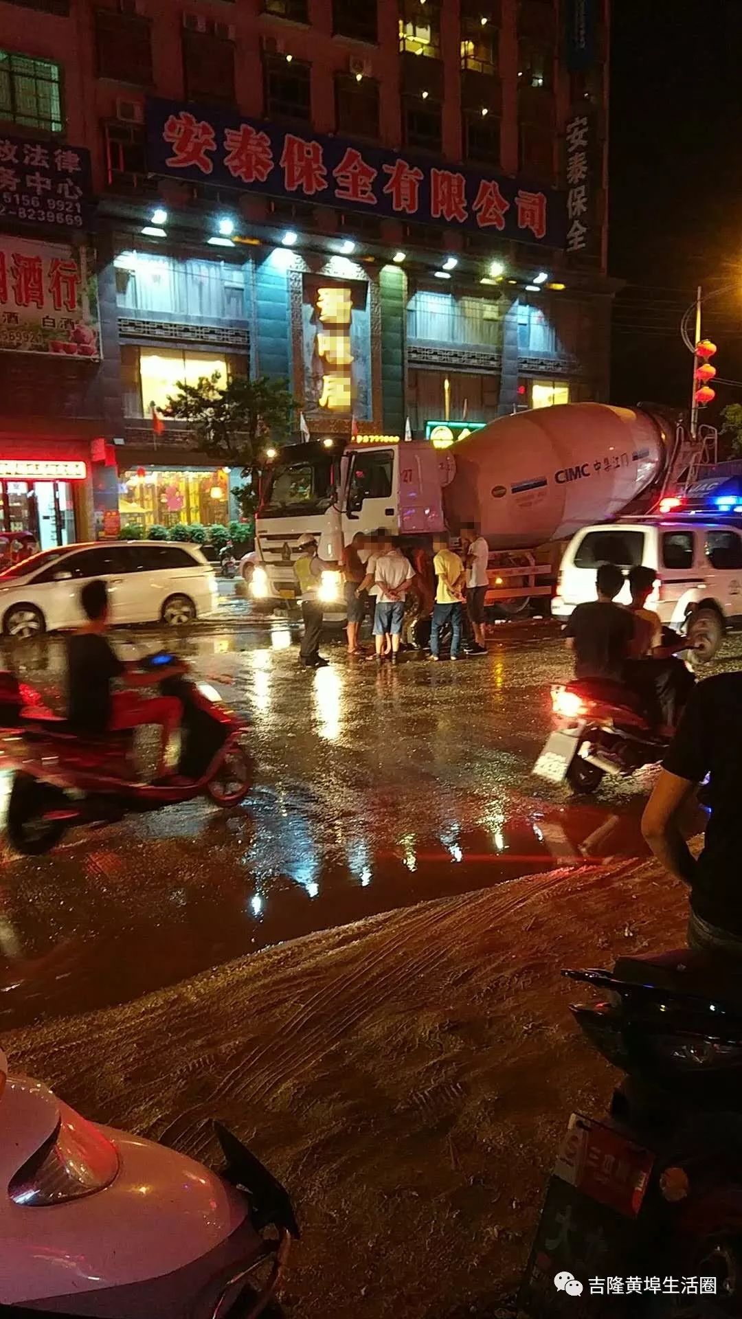 头条吉隆粤东路段发生车祸现场