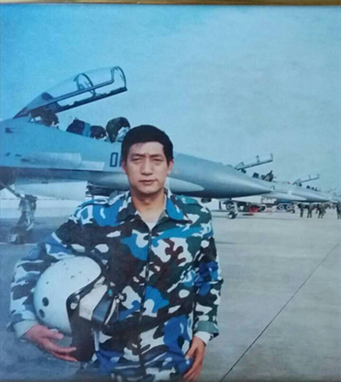 李锁林,原北京军区空军副参谋长,空军少将