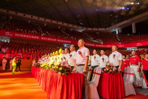 人康董事长_人康董事长携全体高管恭祝全国人康家人新年快乐!