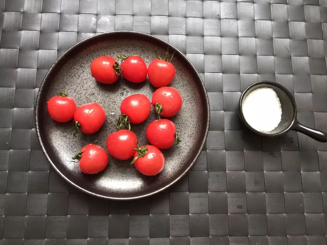 消暑零食:冰爽甜蜜的冰鎮糖漬小番茄