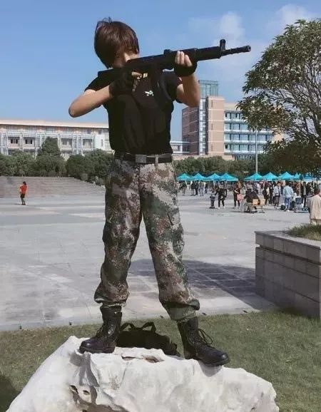 脫下軍訓服的教官帥氣不減快來給你最喜歡的教官投票