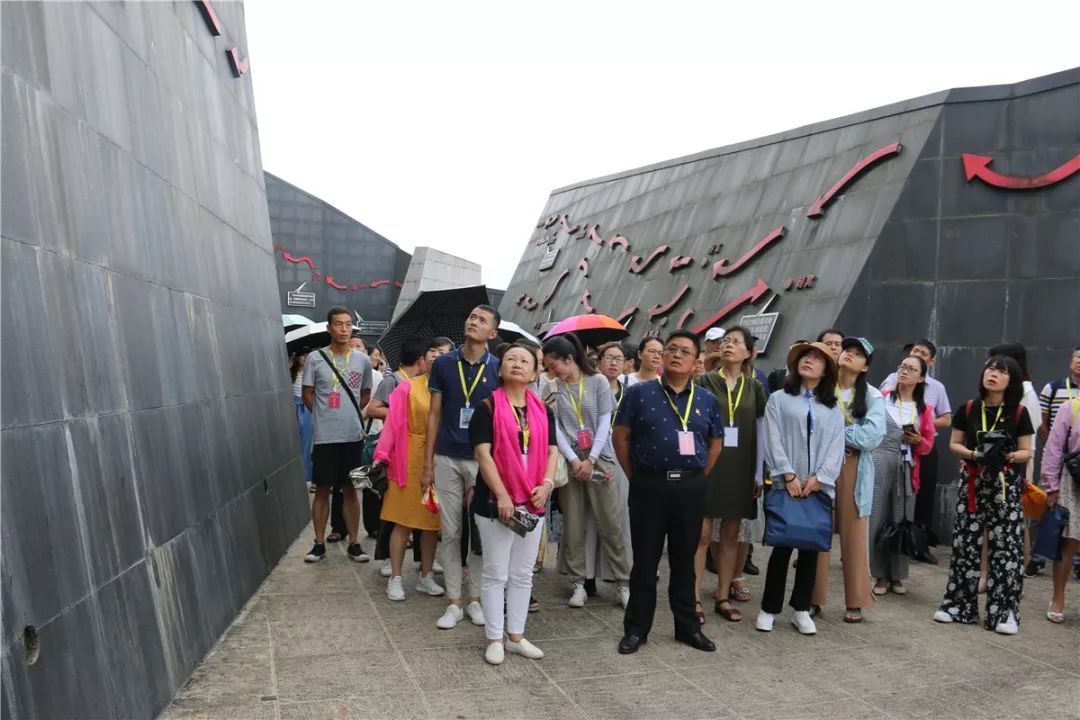 9日,全體黨團員教師驅車前往懷玉山愛國主義教育基地,青山蒼蒼,山高水