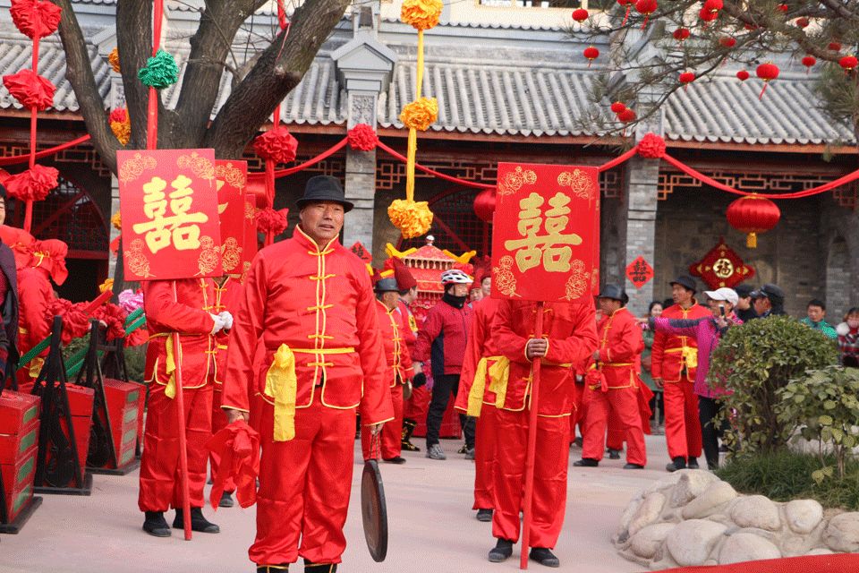 夫妻跪拜堂前而山盟海誓,公婆花臉席間而喜笑顏開,酒席桌上尊卑為序