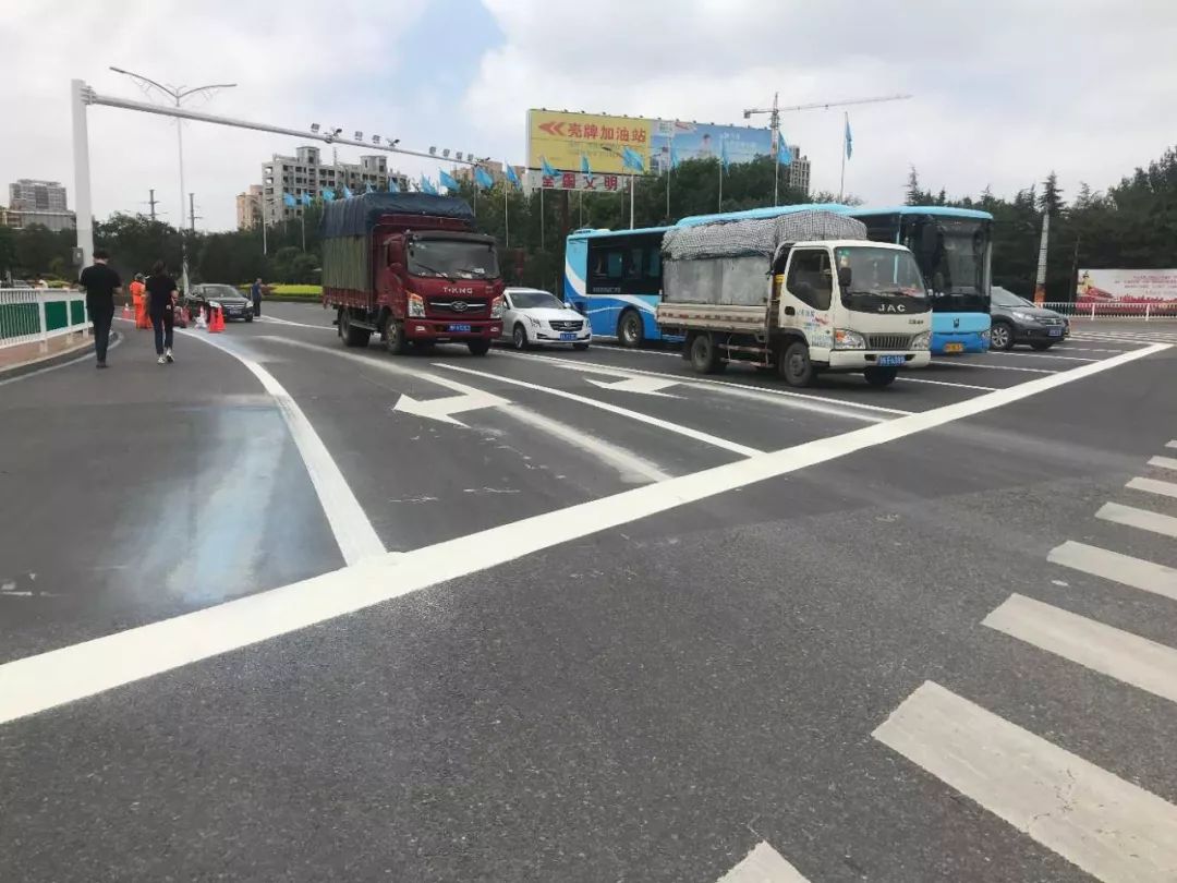 (通亭街北海路路口,右轉和直行車道都增多了)設施大隊首先在北海路