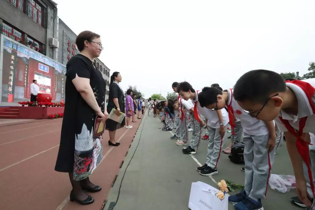 府学胡同小学举行魁星点新斗学府集大成2018届毕业礼