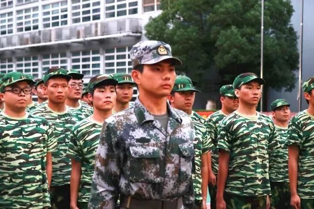 脫下軍訓服的教官帥氣不減快來給你最喜歡的教官投票