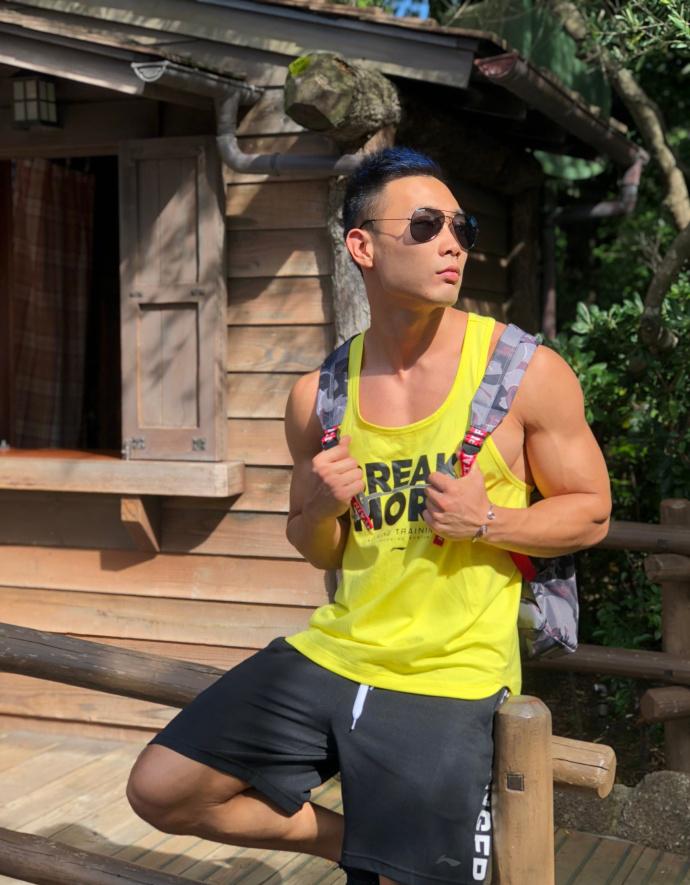 上海型男游日本不穿上衣秀肌肉十年蜕变健身改变人生
