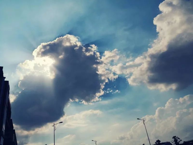 3~2~1愛就像藍天白雲,晴空萬里連天上的雲都是愛你的形狀比心(請在wif