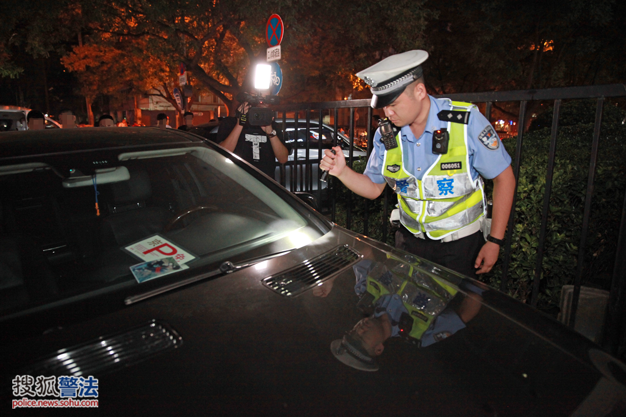 工體豪車假牌多民警一晚上查扣2輛套牌豪車