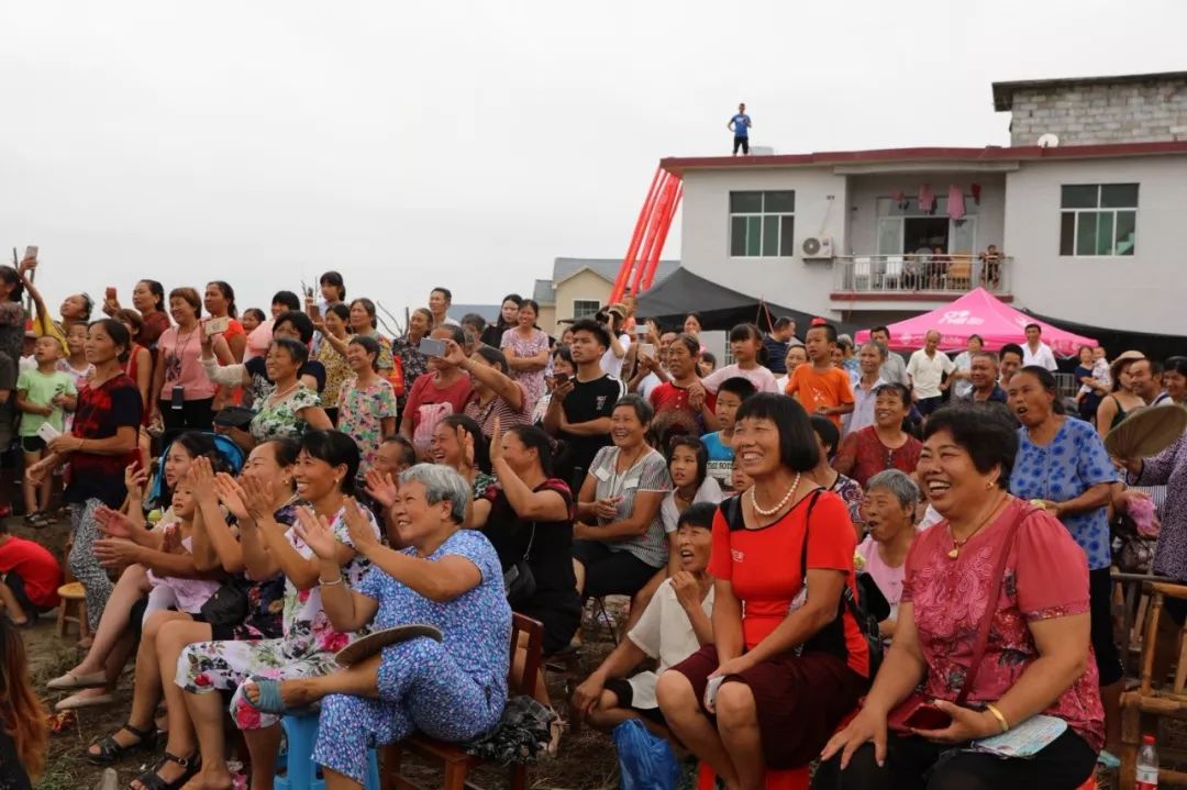 7月14日上午,辰溪县华莲莲业首届荷花节开幕式在辰阳镇张家溜村拉开