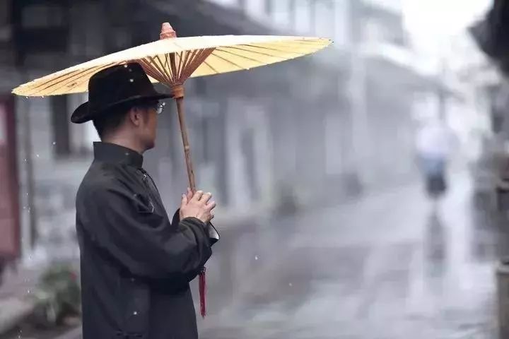 4位名家朗誦戴望舒的《雨巷》,唯美!