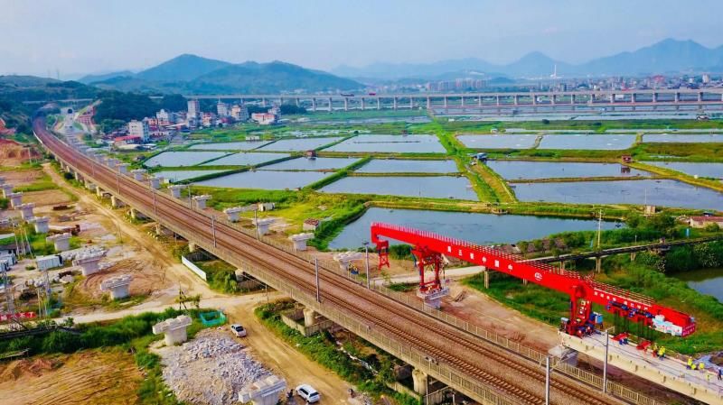 衢宁铁路北接沪昆,九景衢铁路,中连浦梅和规划的衢丽,温武铁路,南连杭