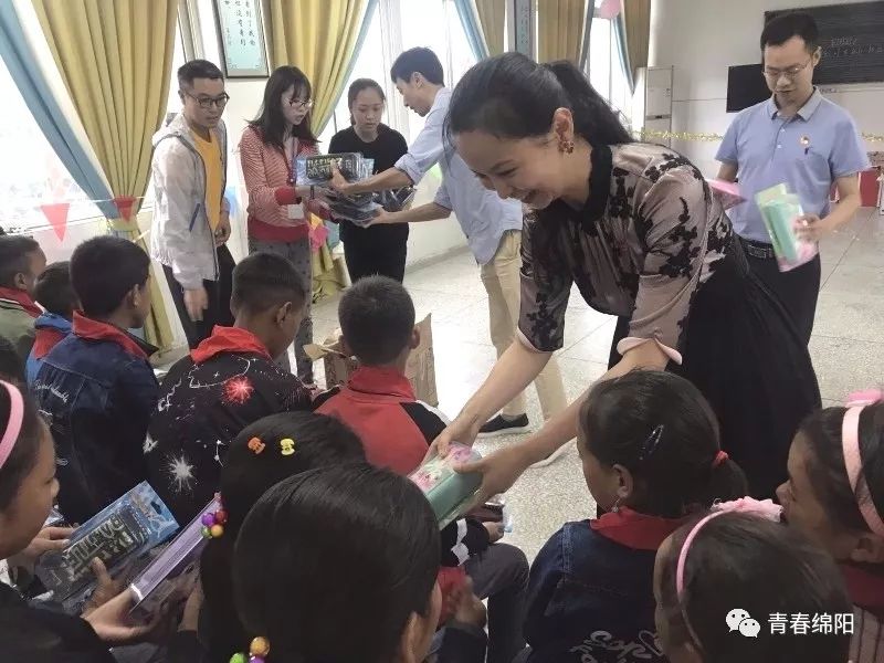 团市委书记刘雨果,副书记马敬在团区委书记景兆钧的陪同下,到绵阳实验