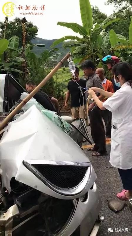 突發車禍,高州大坡一輛載有小孩的小車被撞扁