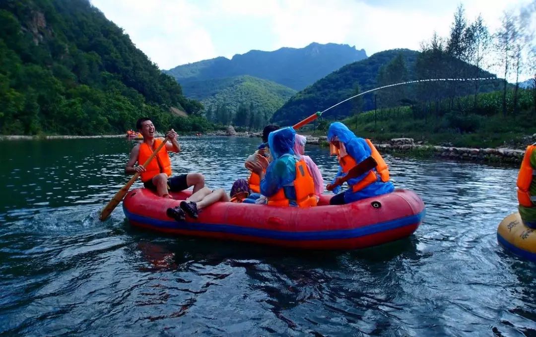 7 丹东奇石峡漂流 峡谷中间河水水流湍急 下游风景绝美 地址:丹东凤城