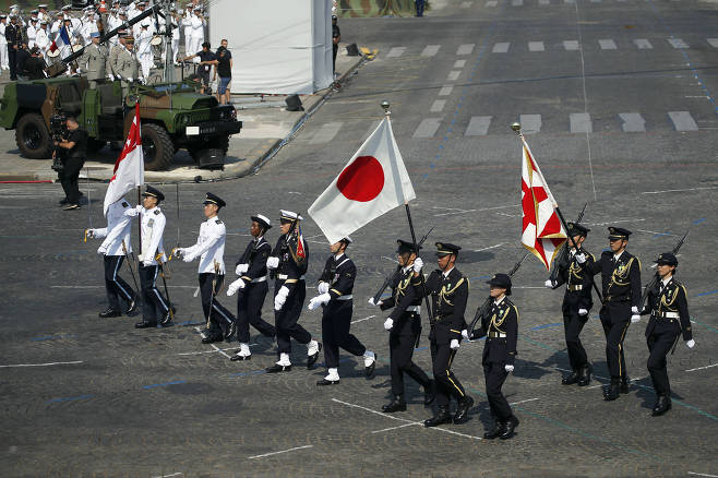 日本自卫队在法国阅兵式上高举旭日升天旗或面临谴责