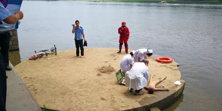 6月17日,桂林市區濱江北路附近水域,一小男孩下水游泳溺水,不幸的是