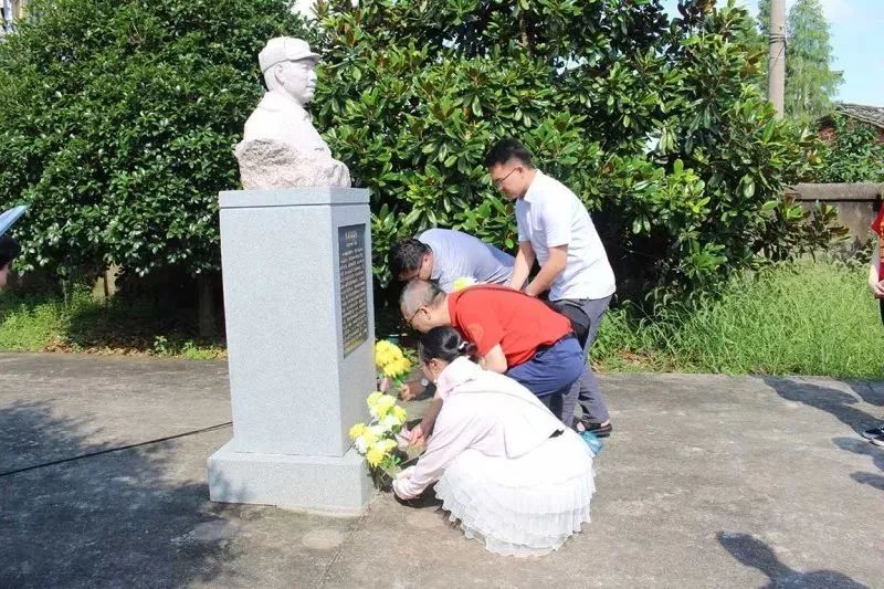 蓝森鹏分别诵读了革命烈士夏明翰与钟志申的红色家书