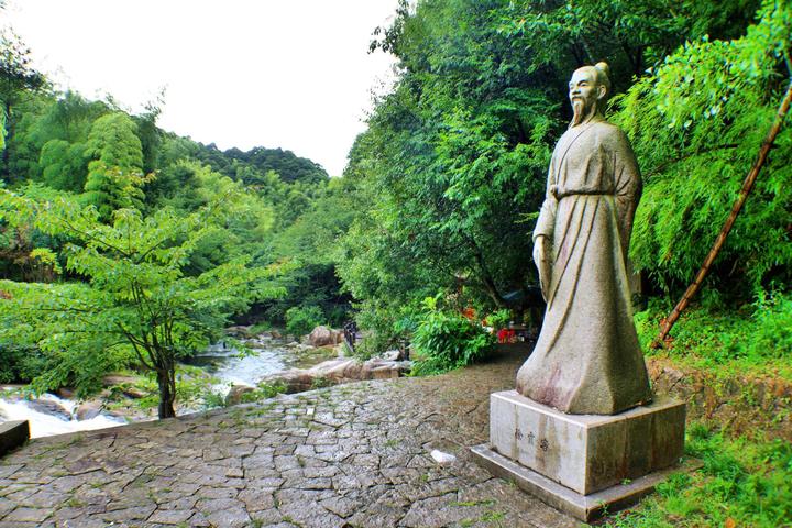 派领袖康有为的"石梁飞瀑"题刻,石梁腹部有郡守刘環题的"前度又来"等