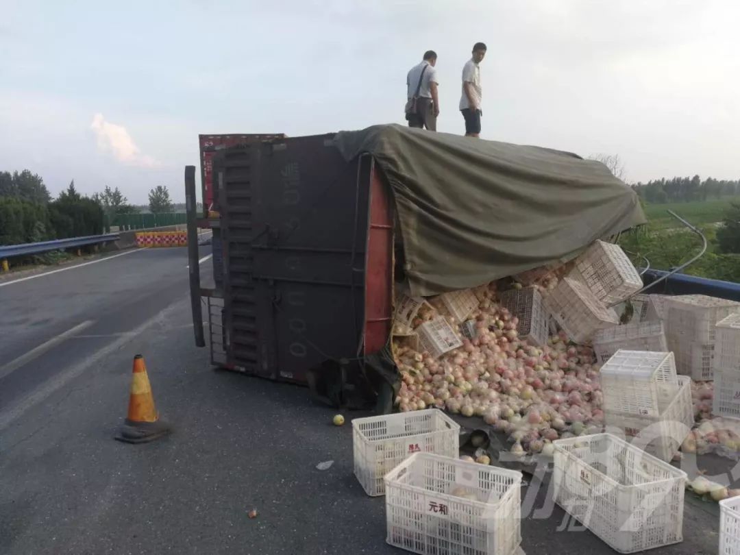 二广高速货车发生侧翻一车桃子滚落满地