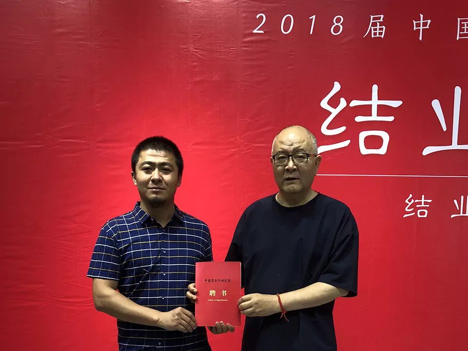 龙瑞院长为学员宫庆祯颁发特聘画家聘书2017年9月至2018年7月,中国画