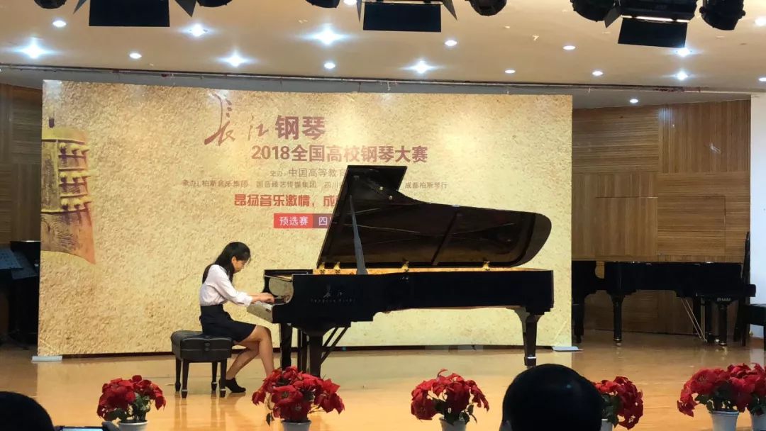 刘小溪钢琴图片