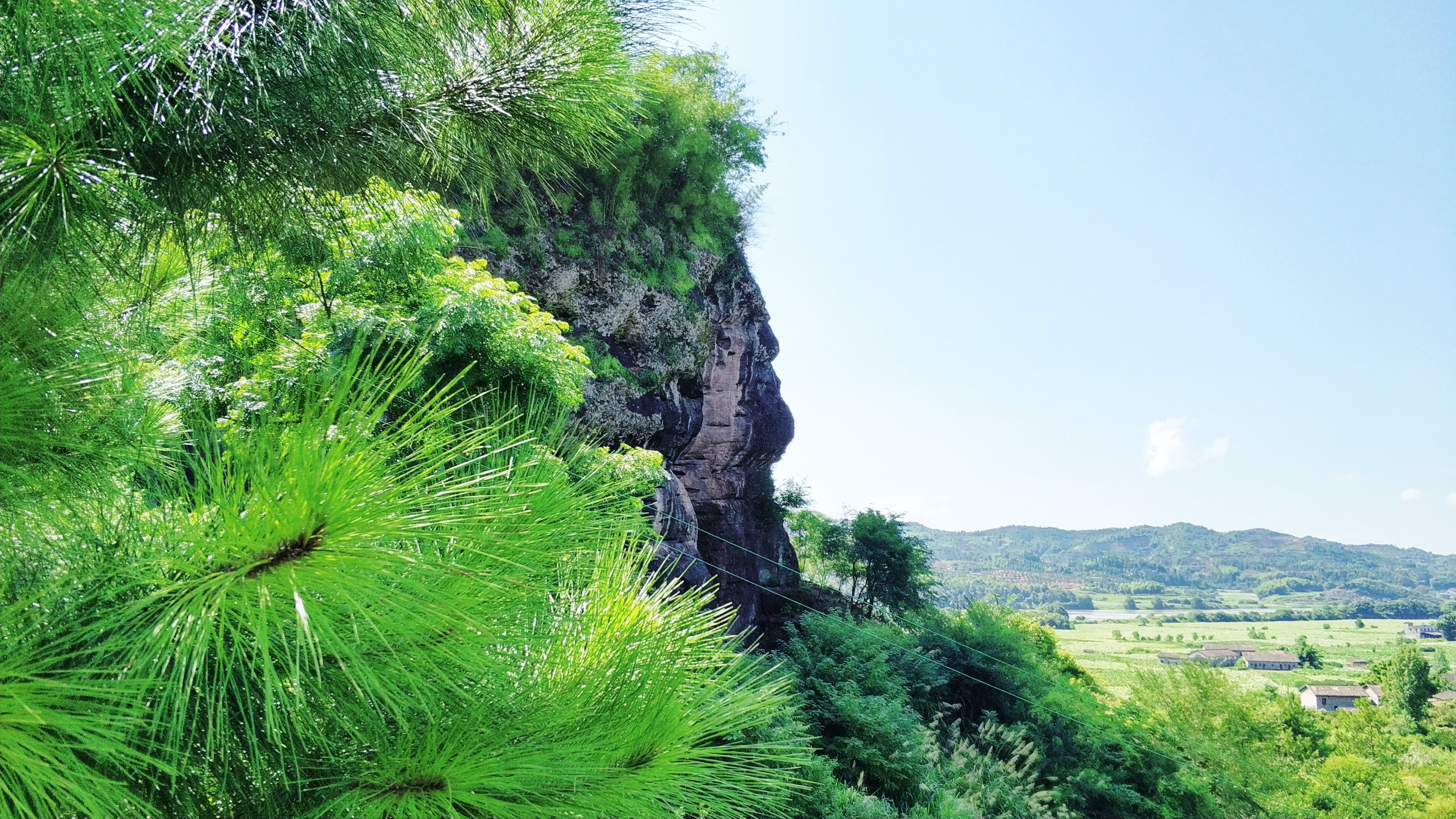 江西省抚州市南丰县白舍镇鄱阳村紫灵山仙人洞穿过仙人洞巧遇