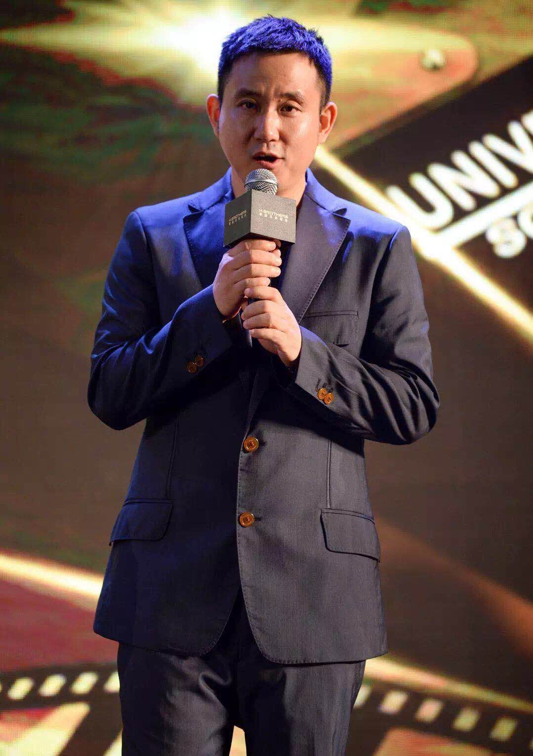 李蔚然导演执导过多类型影片的青年导演陈正道曾以爱情片《盛夏龟年