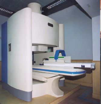 设备主要有内照射的近距离后装机,外照射的x线深部治疗机,钴60治疗机