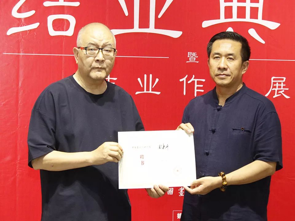 龙瑞院长为学员刘东升颁发特聘书法家聘书龙瑞院长为学员韩杰颁发特聘