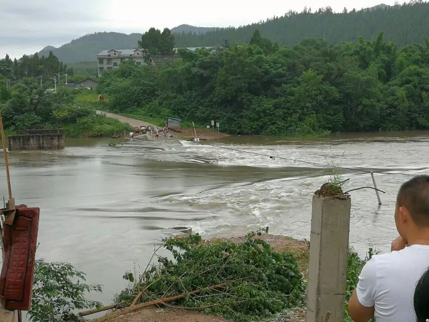 四川省南部县升钟镇八庙大桥始建于上世纪90年代,当地百姓筹款交粮