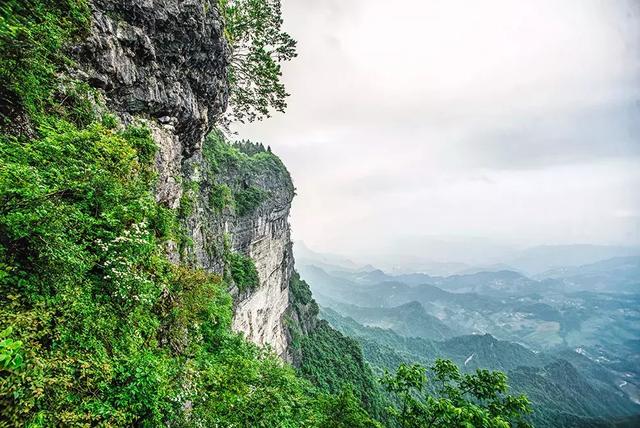 在摩圍山景區的豹頭崖,可觀日出日落,天地一片蒼茫,晨曦揮灑,說不定得