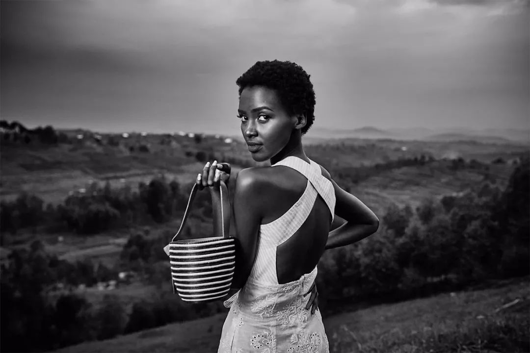 品牌创始人在卢旺达创建了一支女性编制团队,那儿的手工编织工匠为