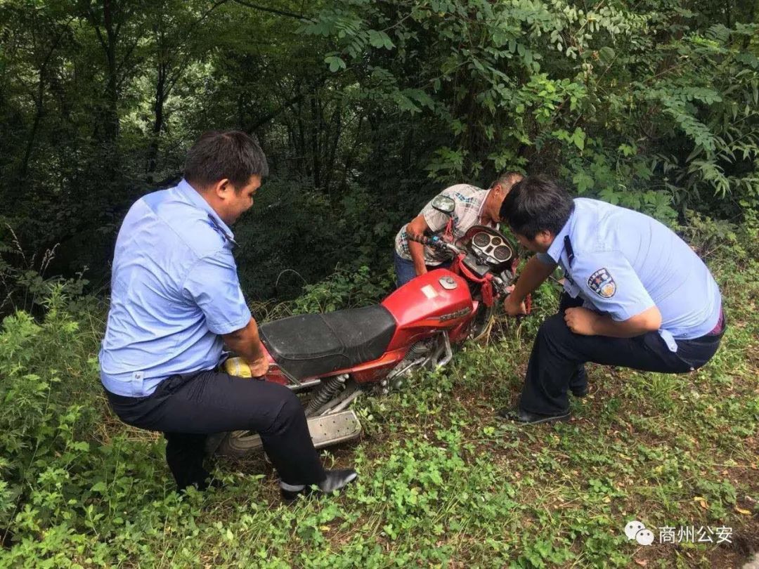 查處賣淫嫖娼案緩刑內酒駕被判拘役老人騎摩托車不慎摔倒警察出手援助