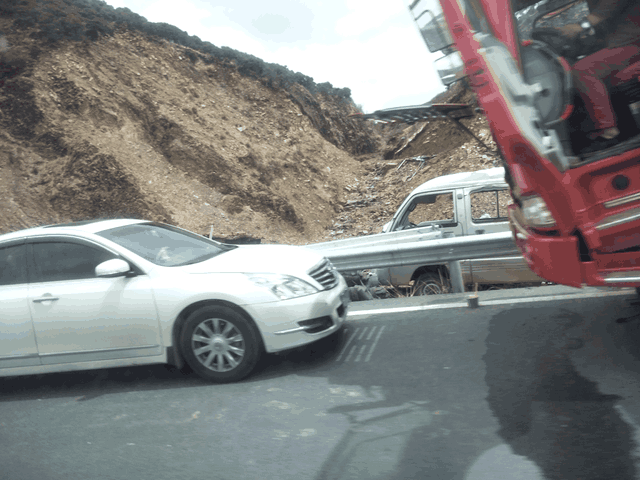 車禍事故三:在行駛到毛埡草原的時候,路邊側翻了一輛大貨車,多半是一