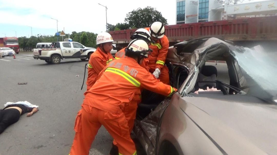 昨日南昌发生一惨烈车祸一家6口同车3人身亡开车的都看看吧