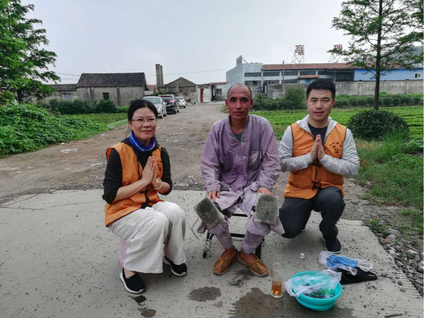 和修心庵住持智慧法師在阿育王寺能弘法師和童傳寺住持心寂法師合影