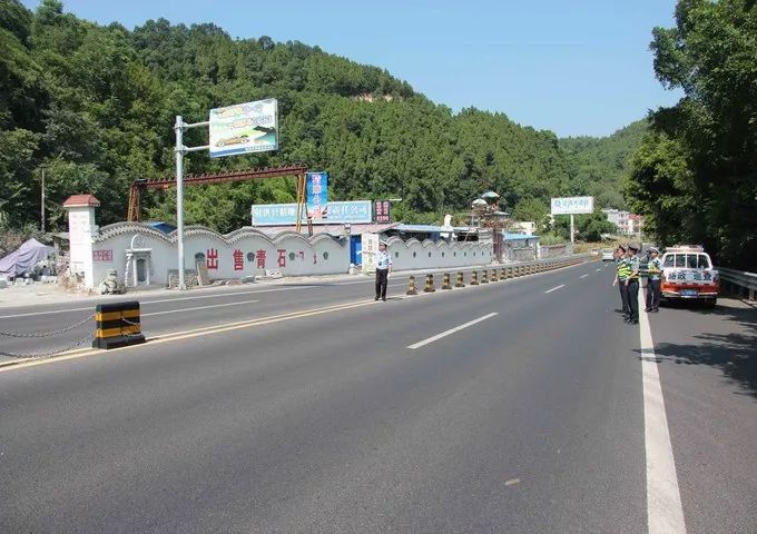 由於洪峰過境,國道g247國道部分道路出現路面積水,山體滑坡等情況,為