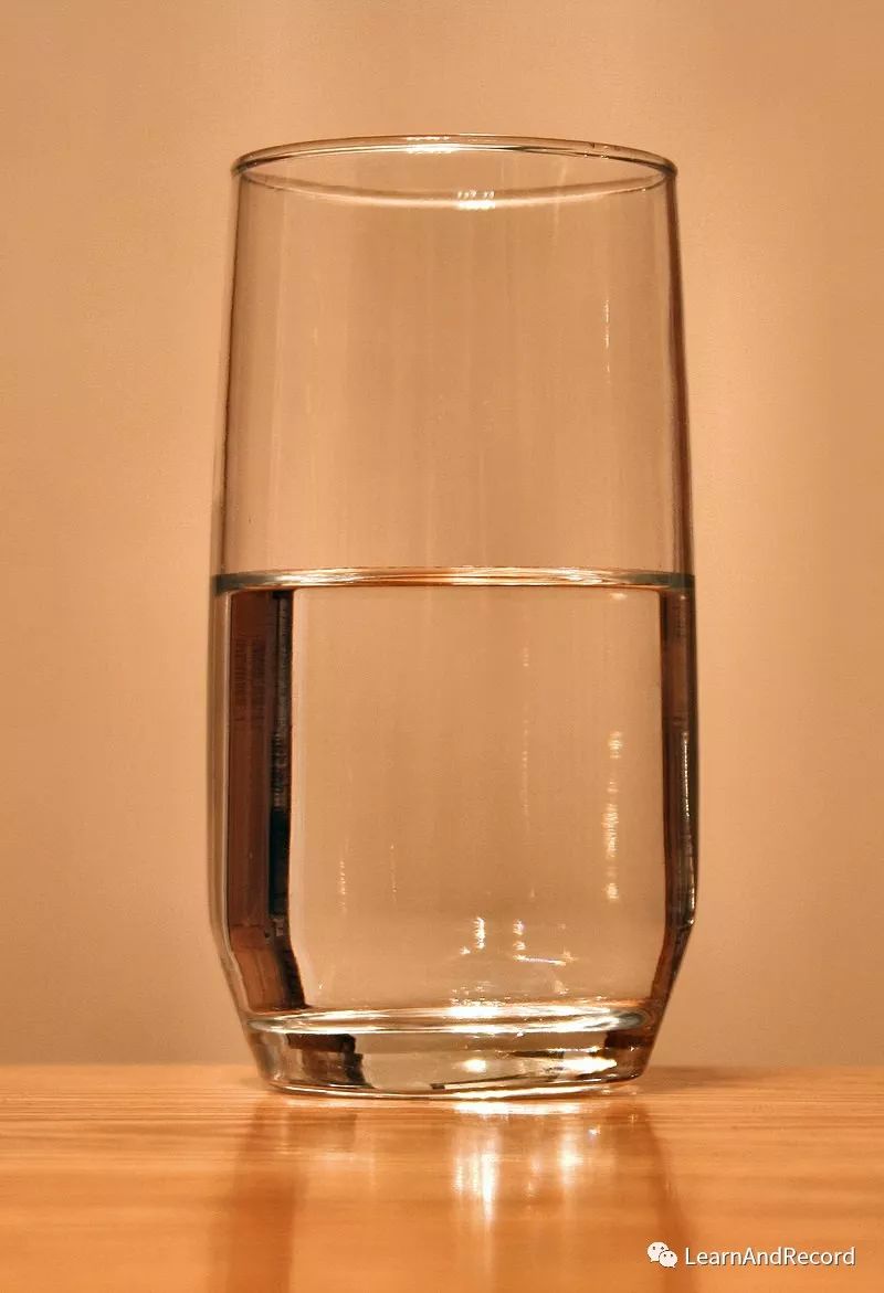 乐观主义者觉得杯子是半满,而悲观主义者觉得杯子是半空