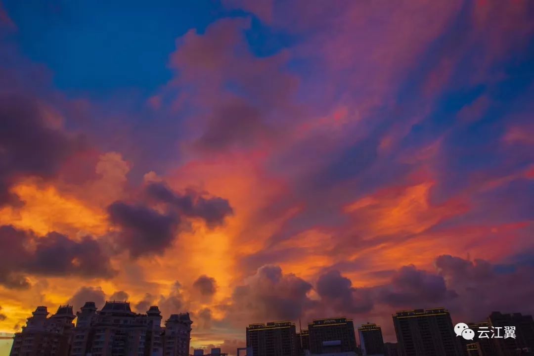 城市街角古色古香的公園路,在火燒雲的天空下,別有一番韻味.