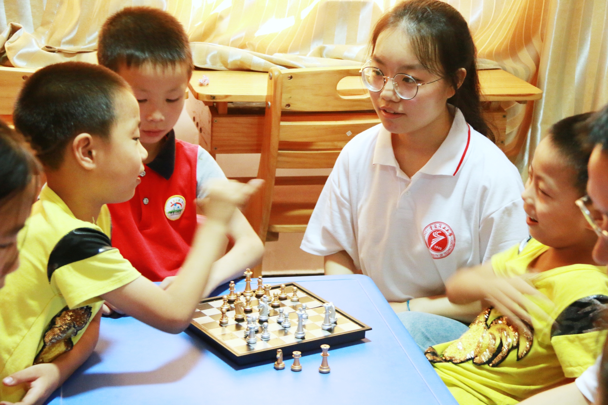 志愿者与学生一起下棋 傅余灵 摄