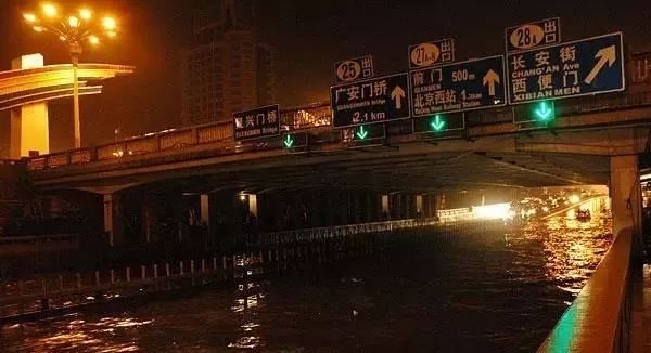 今天的雨好大像依萍找她爸要钱那天一样大然后