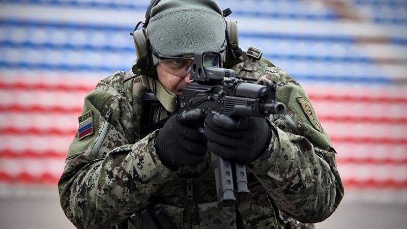 俄罗斯2013年国际军警装备展上进行表演的内务部特种部队所装备的pp19